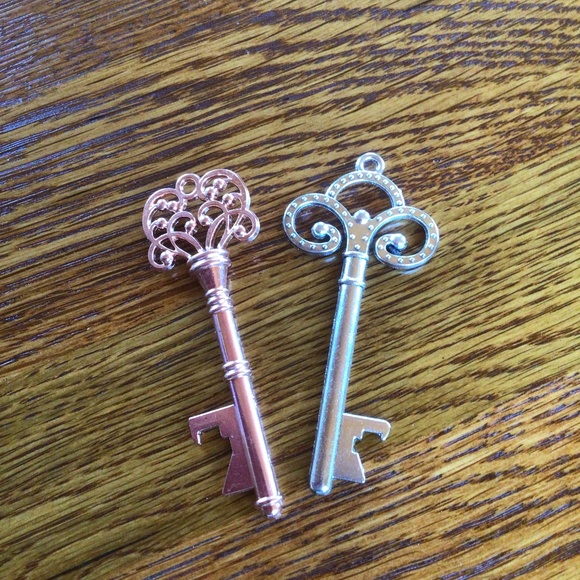 Bundle of 2 Vintage Replica Antique Skeleton Key Bottle Openers - Picture 2 of 4